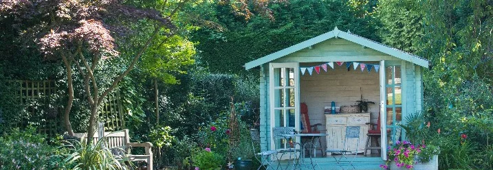 Hellblaues Gartenhaus im Garten